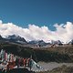 Ein Kloster bei Ganzi, Sichuan, mit Gangga Bergmassiv im Hintergrund.