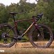 Das Ridley Grifn RS ist eigentlich ein Allroad-Bike, hat sich bei uns im Test der neuen SRAM Red XPLR aber auch von seiner Gravel-Seite gezeigt – preislich los geht es bei 10.504 €.