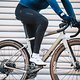 Das DWR-behandelte Thermo-Gewebe hält dich an kalten Wintertagen auf langen Touren warm