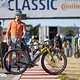 Scott Addict Gravel Bike mit Gabelbeinen und Hosenbeinen im Partnerlook.