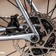 SRAM Force Bremsen an der fast schon filigranen Kettenstrebe.