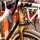 Die Hiride-Federung am Stahl Gravel Bike kostet Aufpreis – der Rahmen ist ab 2.600 € zu haben.