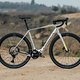 Das neue Orbea Denna E-Gravel Bike zähmt den Shimano EP8 Antrieb für den Gravel-Einsatz.