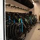 Der Team Truck, in dem die Mechaniker arbeiten, ist klimatisiert.