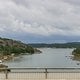 Blick von der Brücke in den Fjord