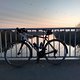 Sonnenuntergang im November. Mit Rad auf der Brücke.